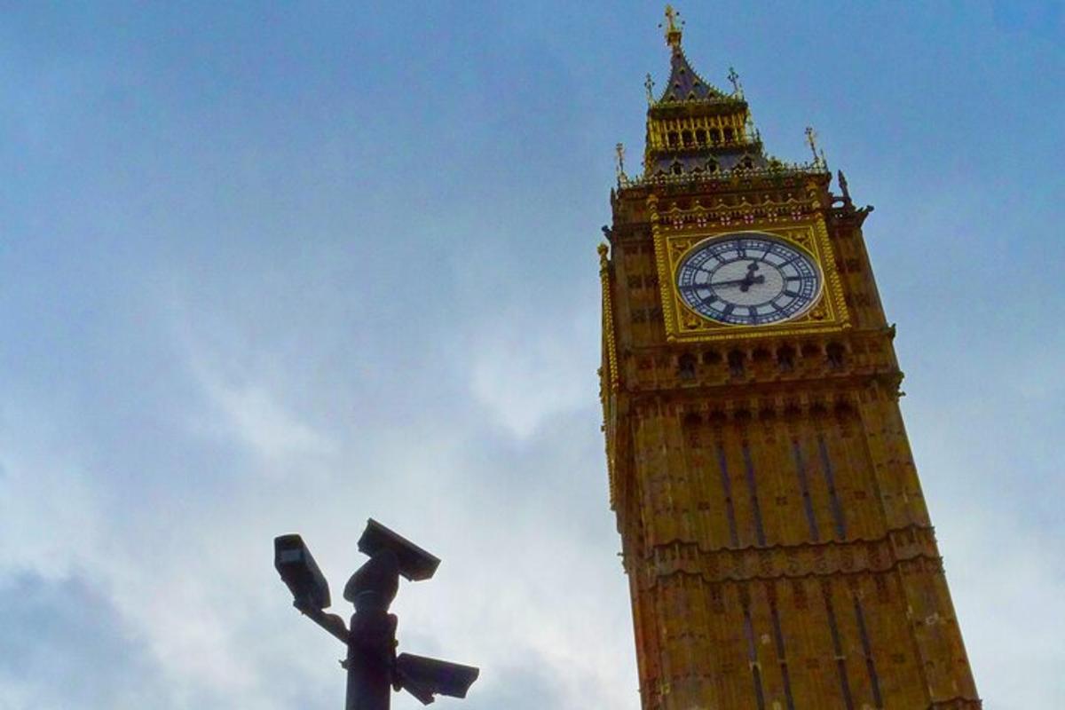 une grande tour avec une horloge au sommet de Big Ben