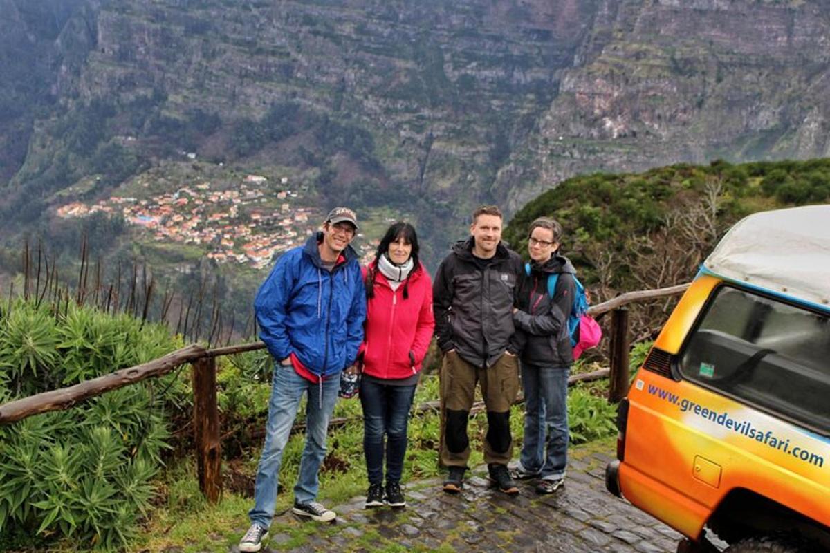 un gruppo di persone in piedi sul fianco di una montagna