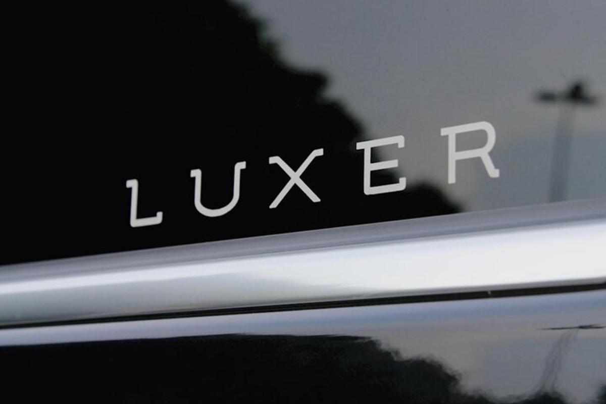 eine Nahaufnahme der Seite eines Autos mit den Worten Luxetter