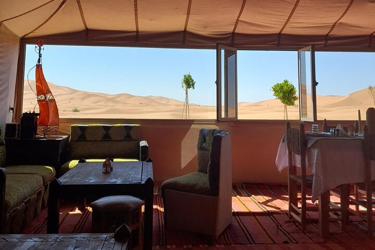 Un restaurante en un desierto con una mesa y sillas.