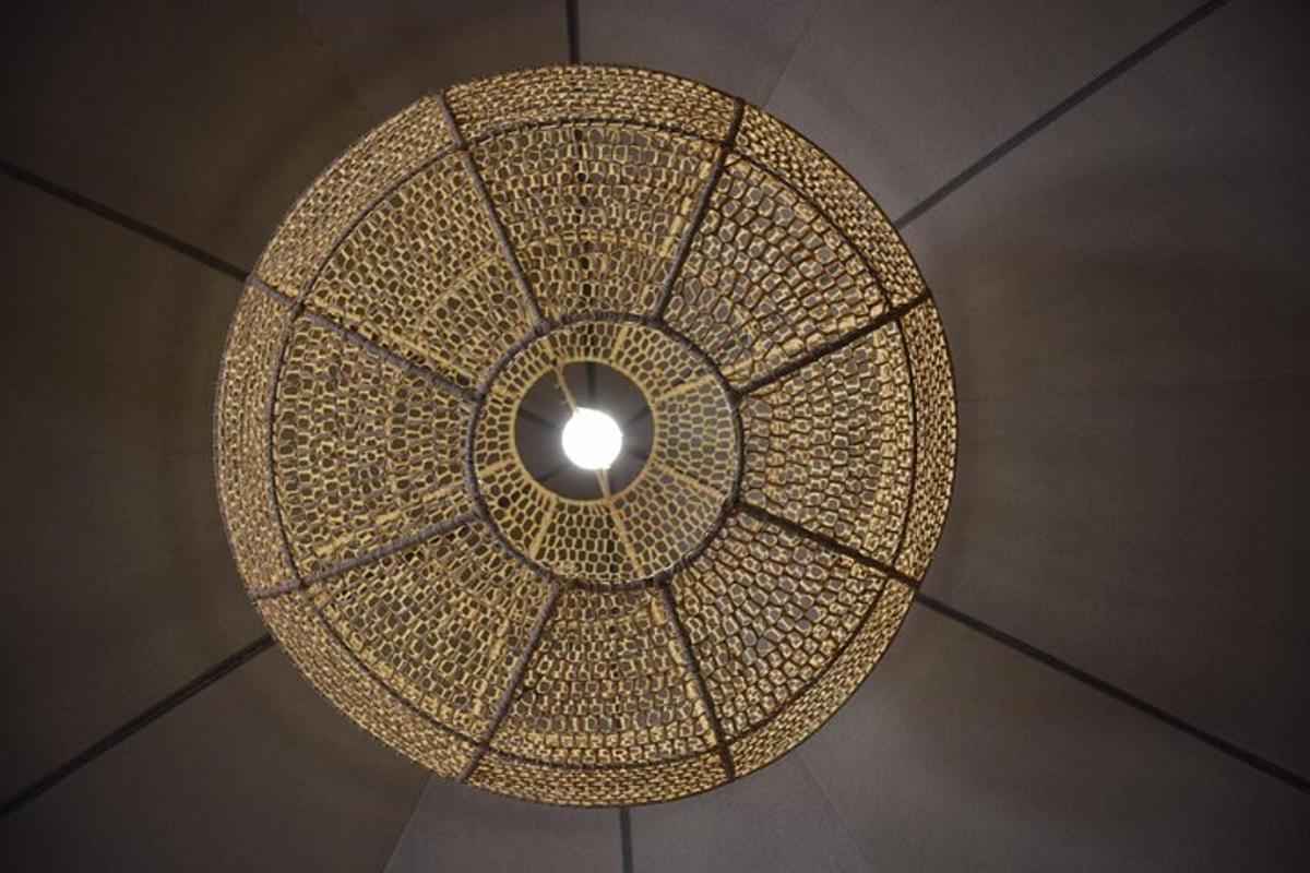 un plafond avec un lustre dans une pièce