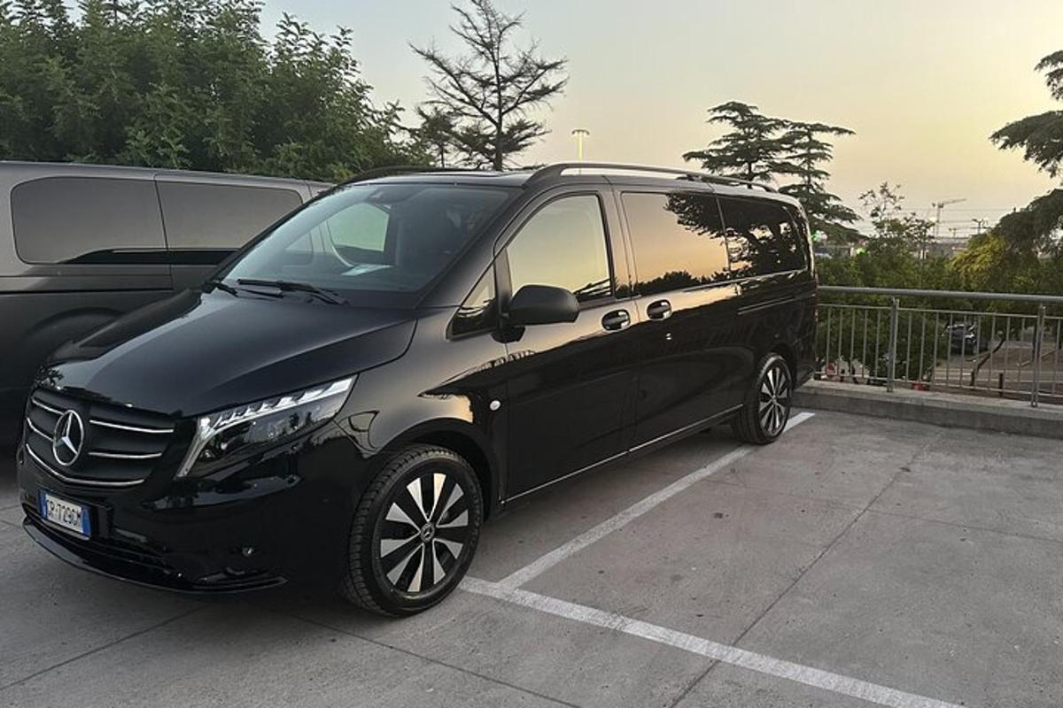 czarno-biały samochód zaparkowany na parkingu