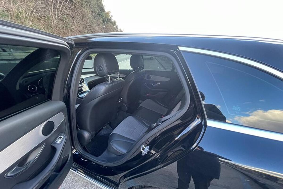 modré auto s otevřenými dveřmi a sedadly