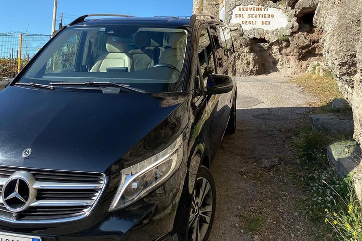černé auto zaparkované na prašné cestě