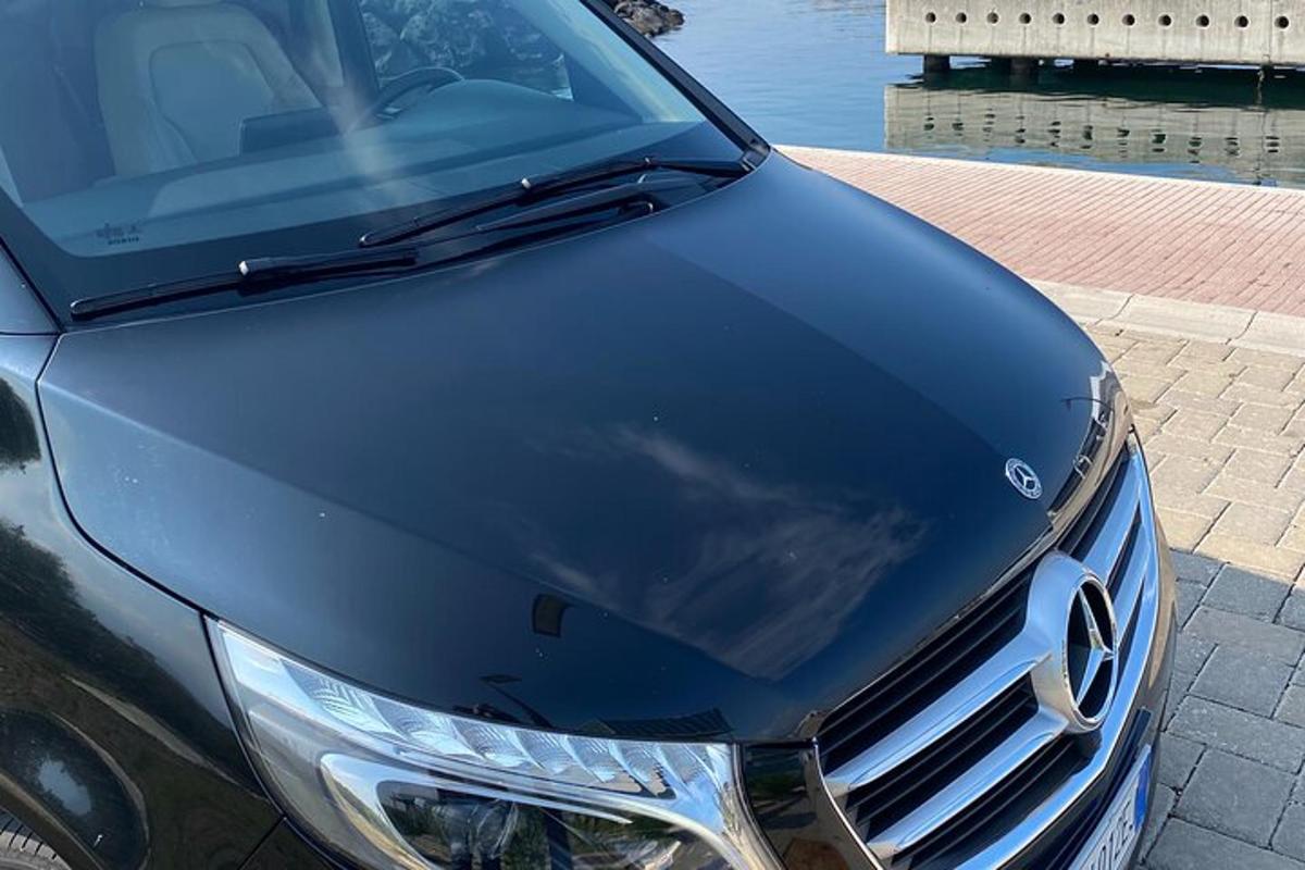 Un primer plano del frente de un coche azul.