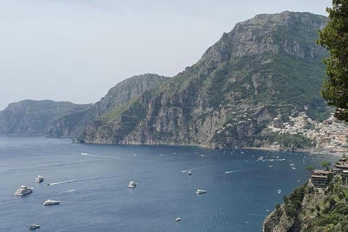 μια θέα ενός μεγάλου υδάτινου σώματος με βάρκες