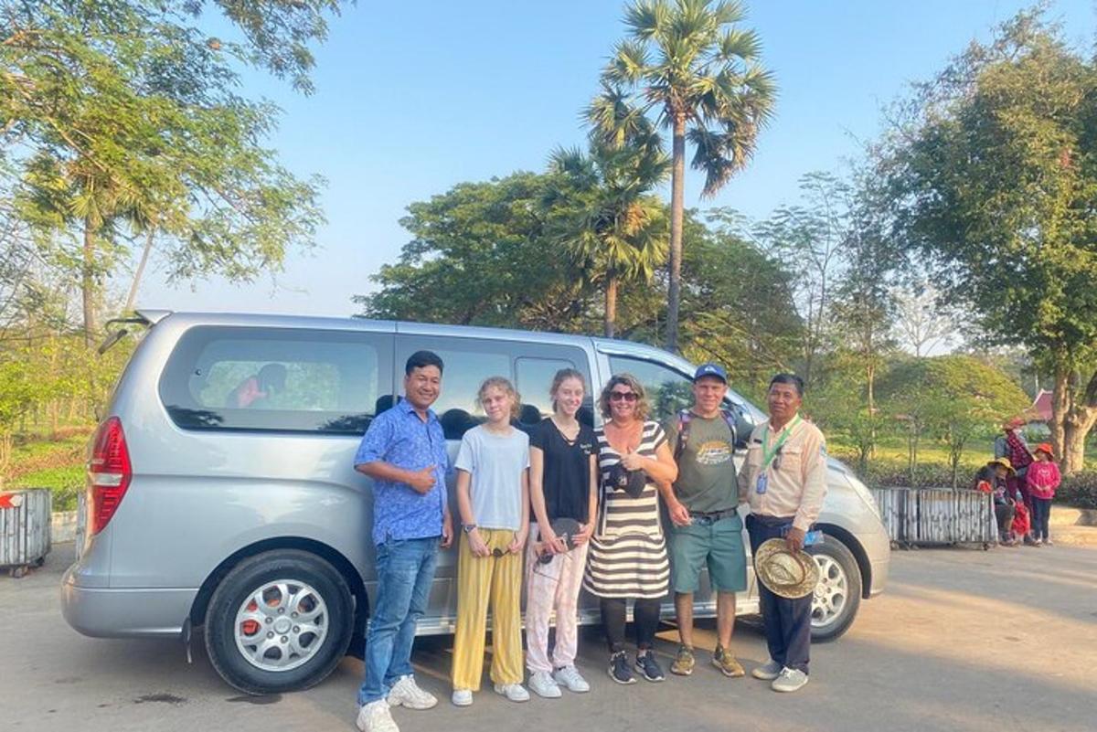 Un grupo de personas de pie delante de una camioneta