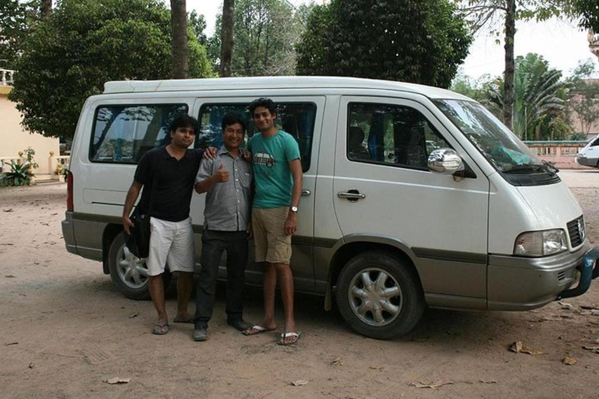 Tres hombres de pie frente a una camioneta