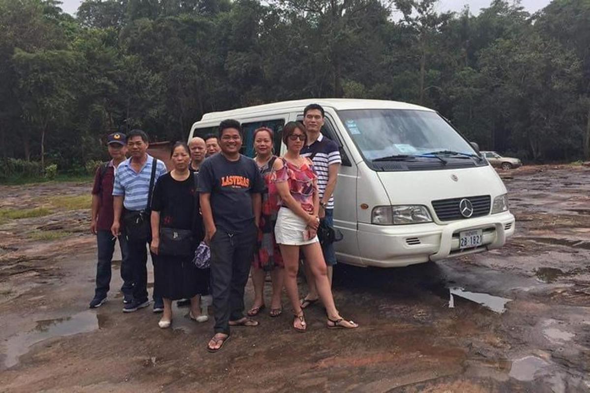 Un grupo de personas de pie delante de una camioneta