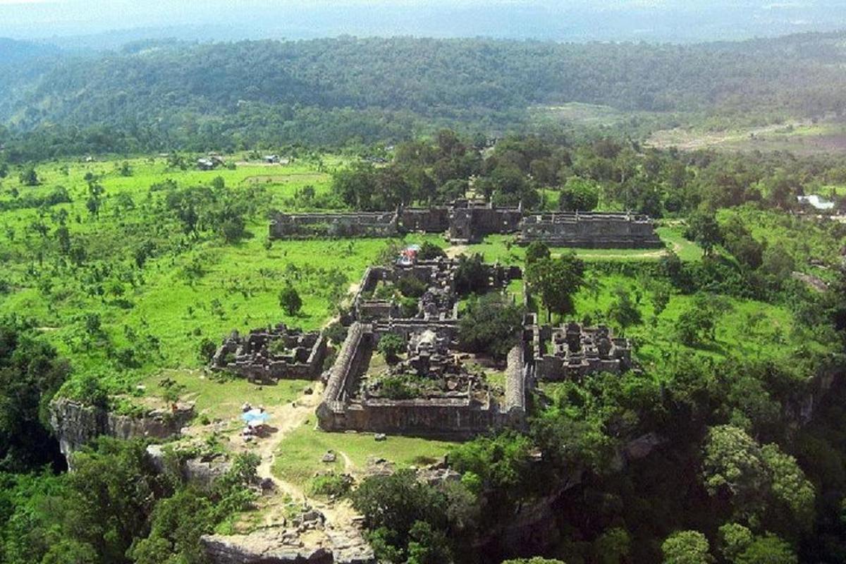 una vista aerea di un vecchio edificio in un campo