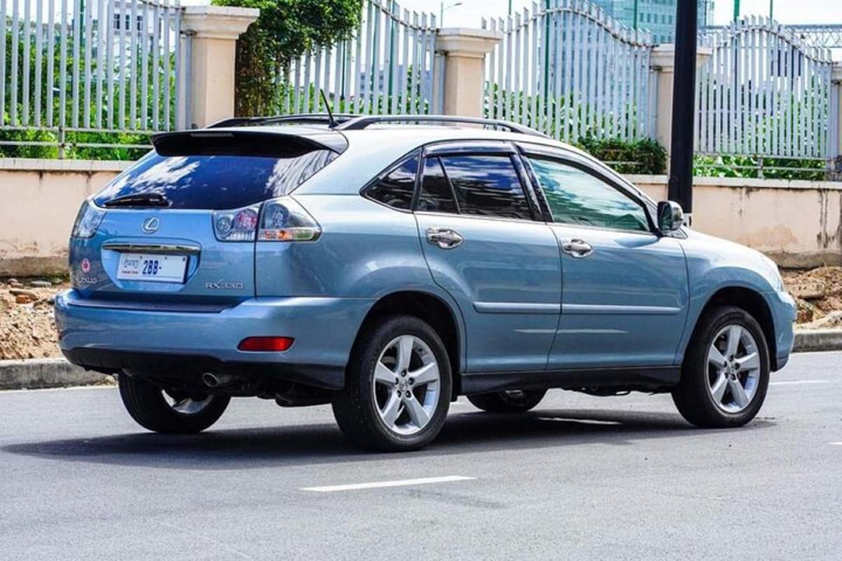 un'auto blu è parcheggiata sulla strada