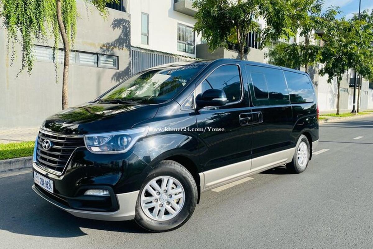 uma van preta estacionada em um estacionamento