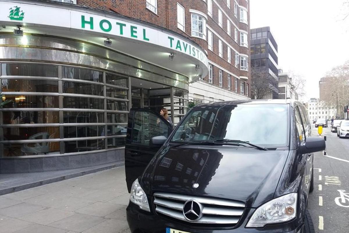 kombi acedes parkiran pred hotelsko gostilno
