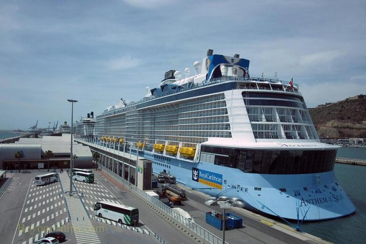 sebuah kapal pesiar berlabuh di dermaga