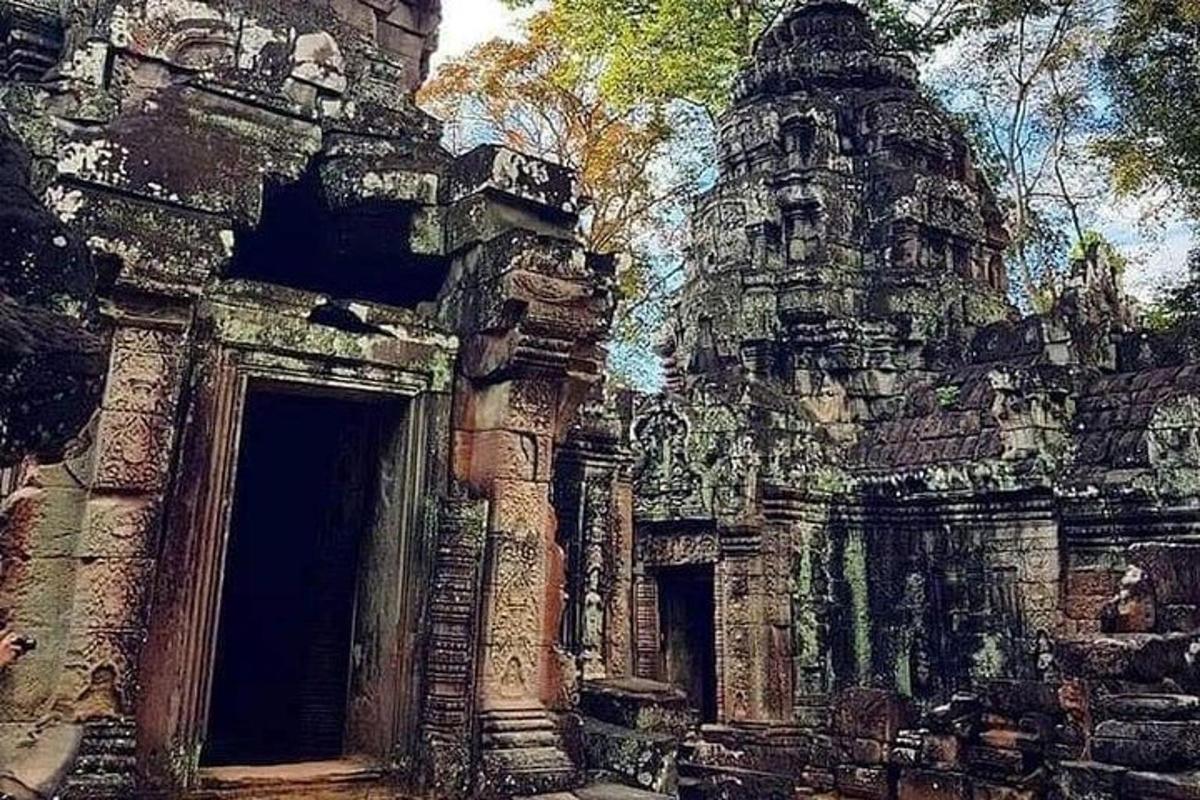 bangunan batu dengan pintu dan menara