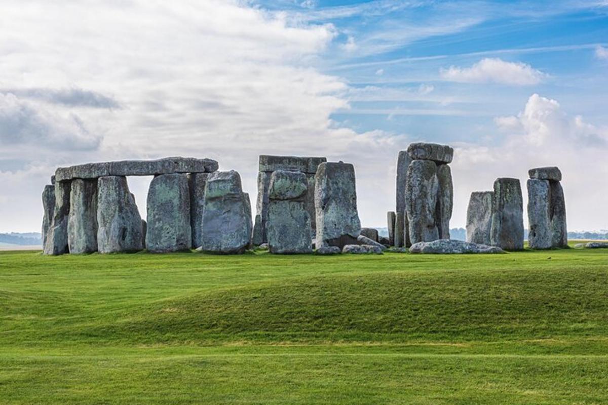 sekumpulan batu stonehenge di padang