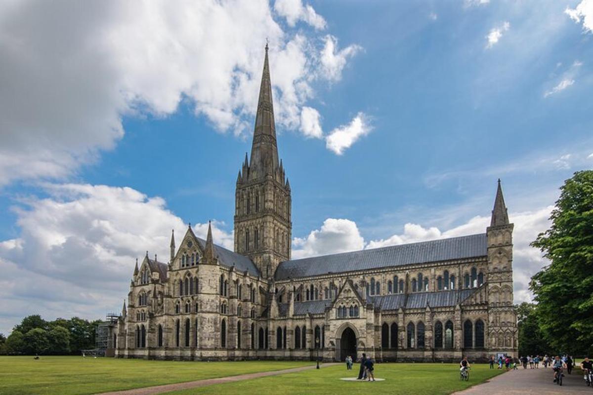 un grande edificio con una torre e una chiesa