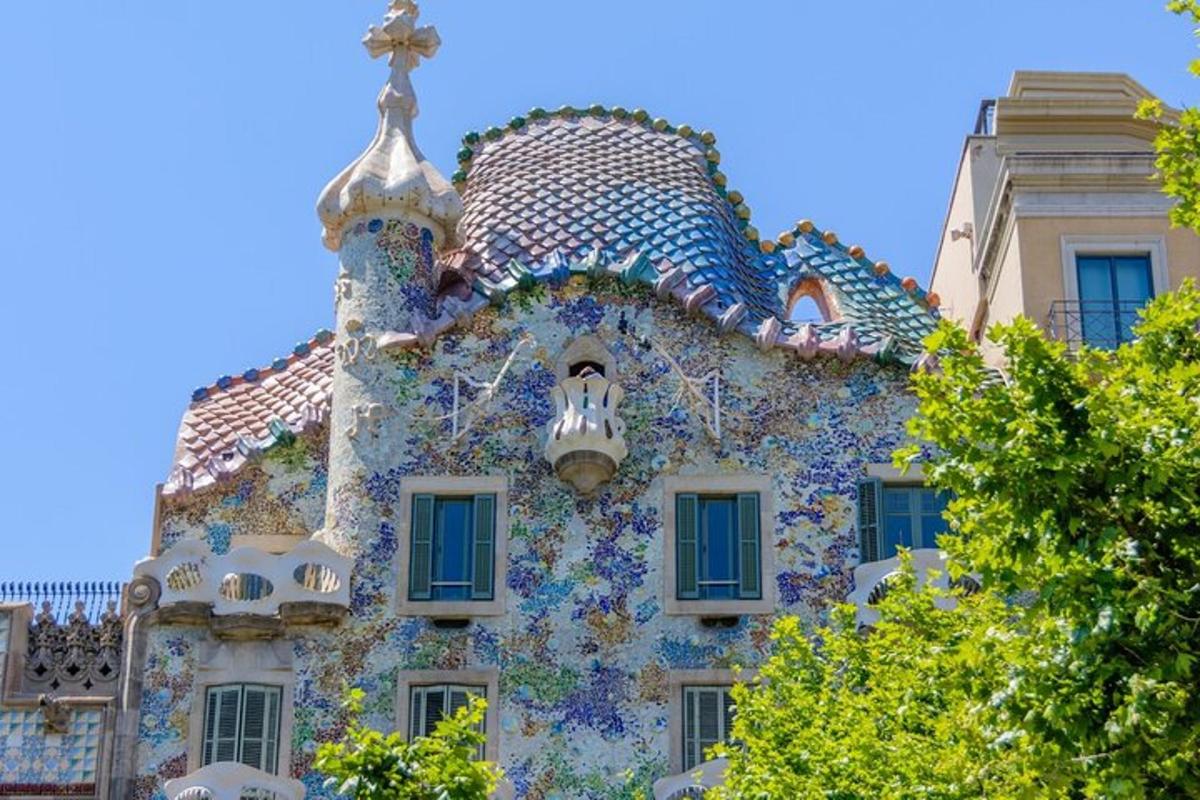 un edificio coperto di fiori su un lato