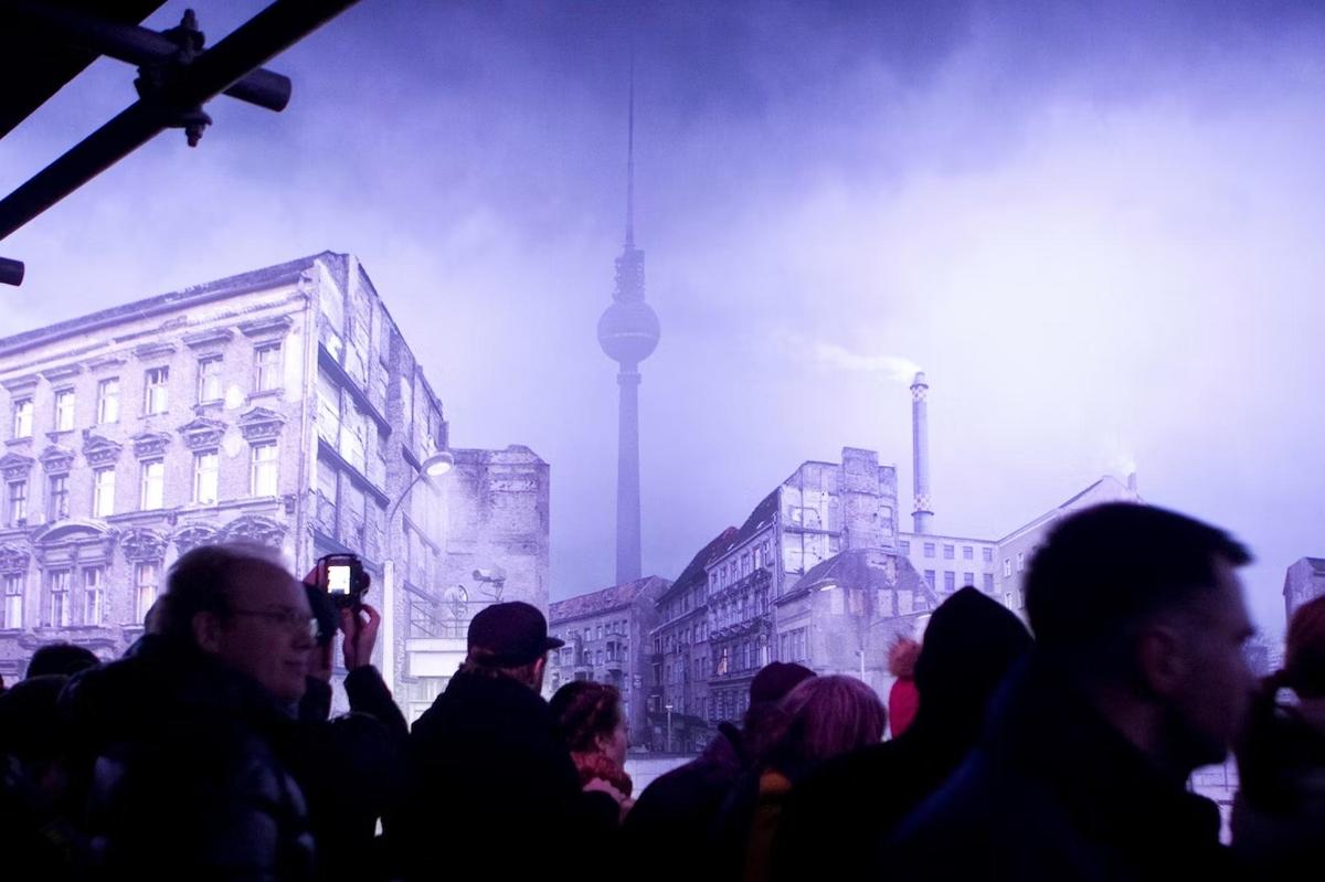 beramai-ramai orang mengambil gambar asap berlin