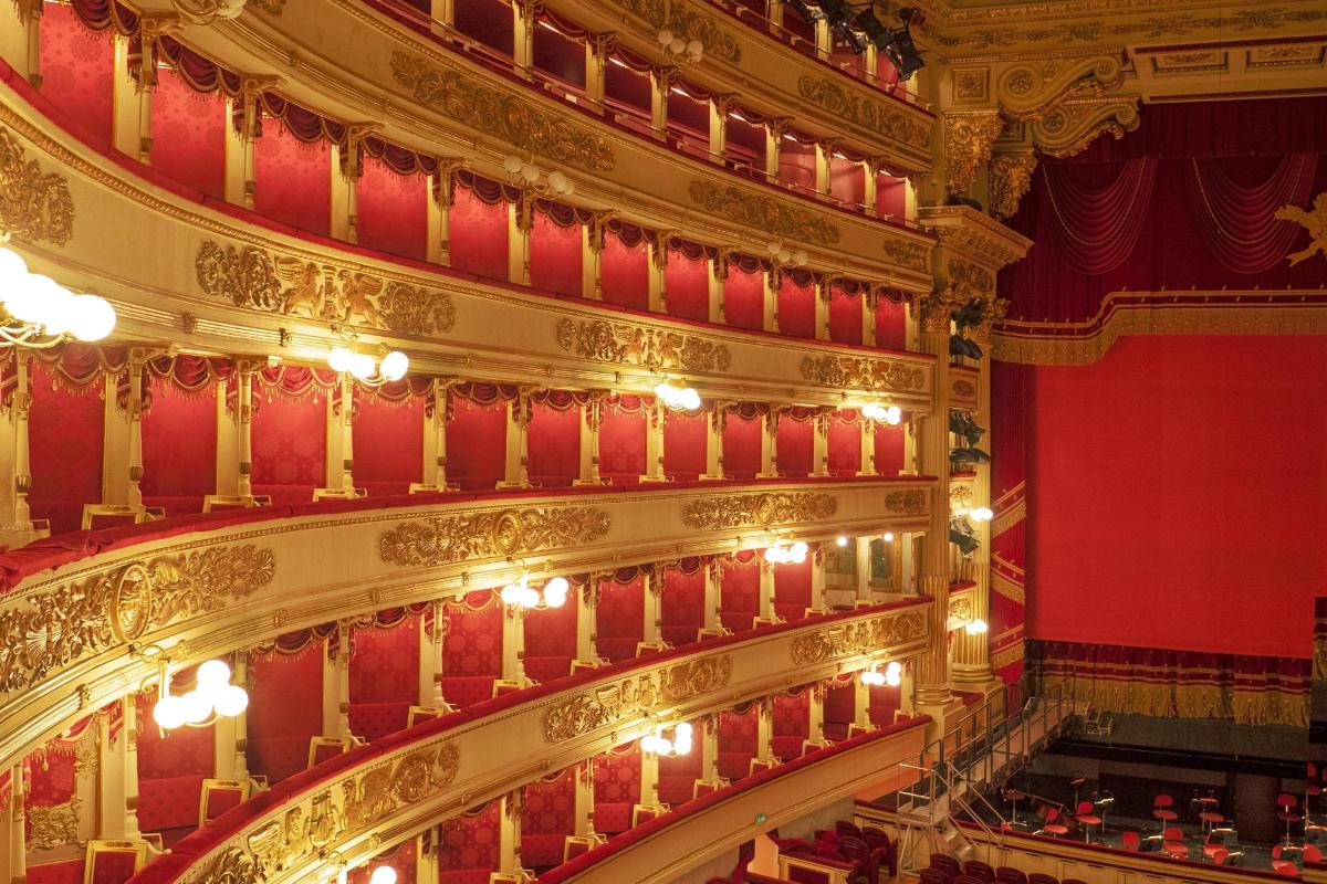 un auditorium di un teatro dell'opera con sedili rossi