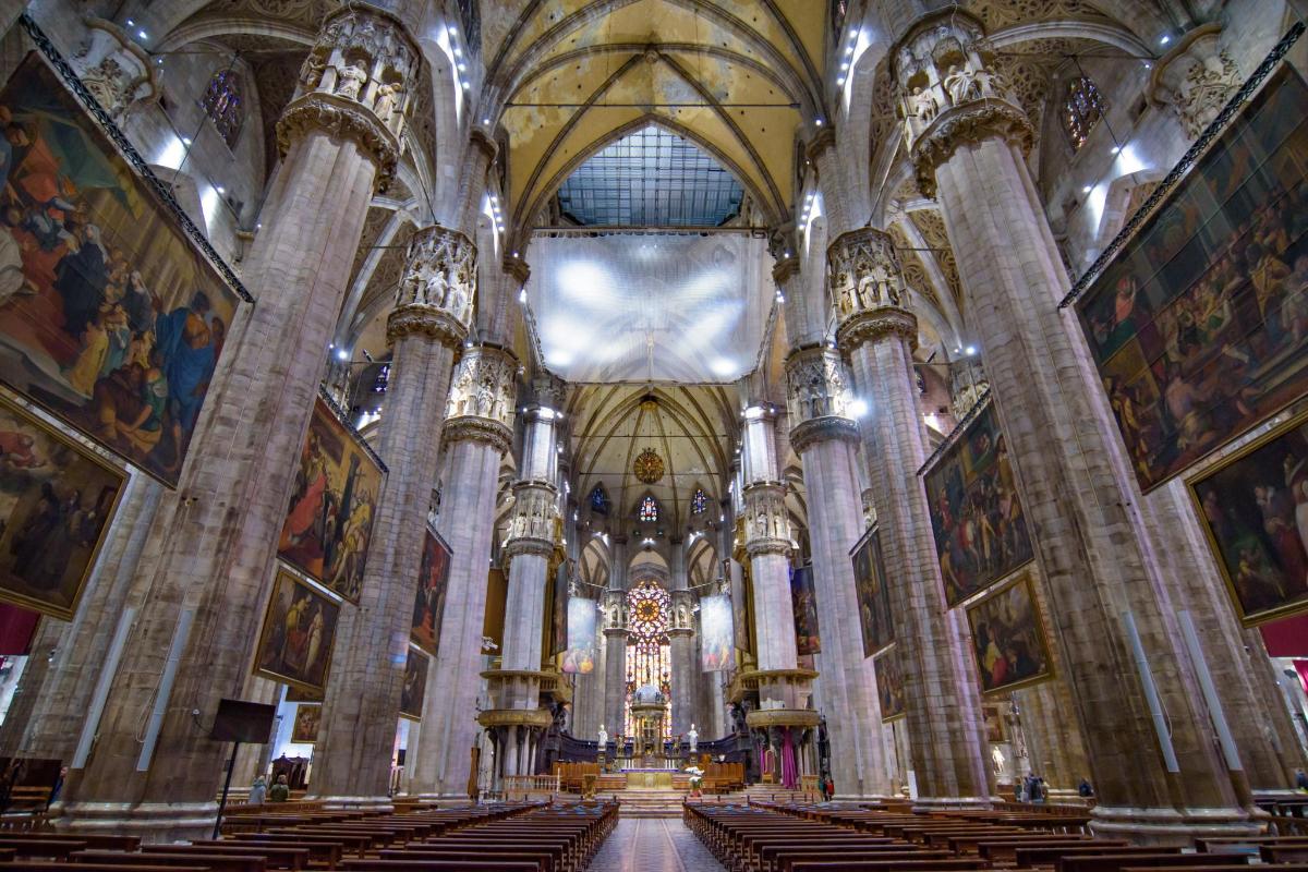 Una gran iglesia con pinturas en las paredes.