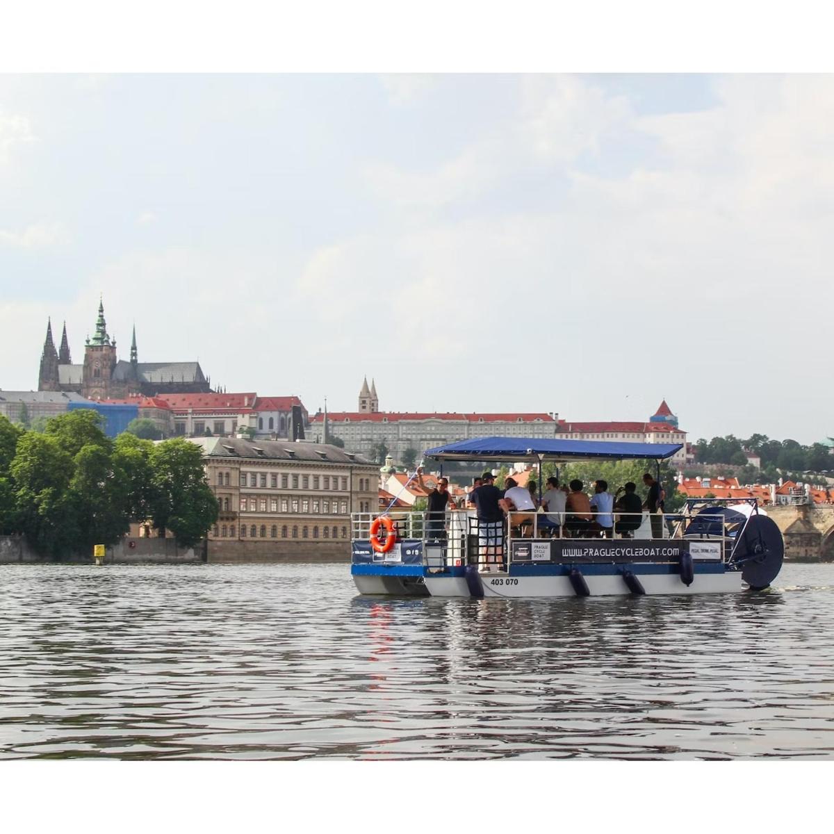 eine Gruppe von Menschen auf einem Boot auf dem Fluss