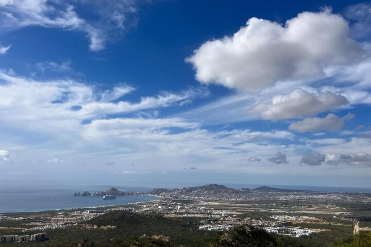 una vista di una città e dell'oceano sotto un cielo nuvoloso