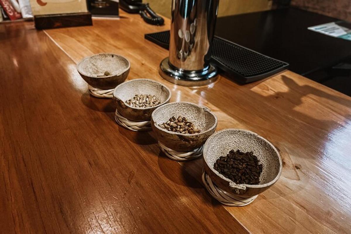 木桌上摆放着四碗食物