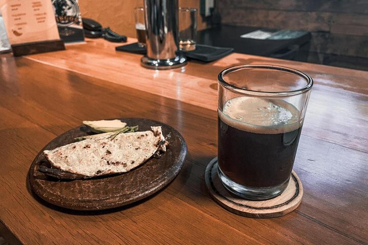 een drankje en een bord eten op een houten tafel
