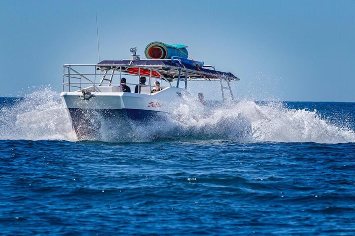 isang bangka sa gitna ng tubig