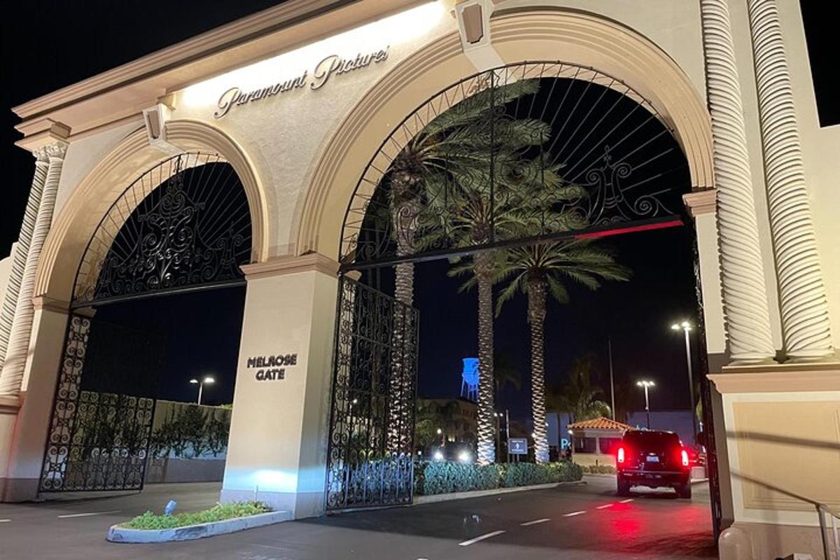 Un edificio con una puerta con palmeras.