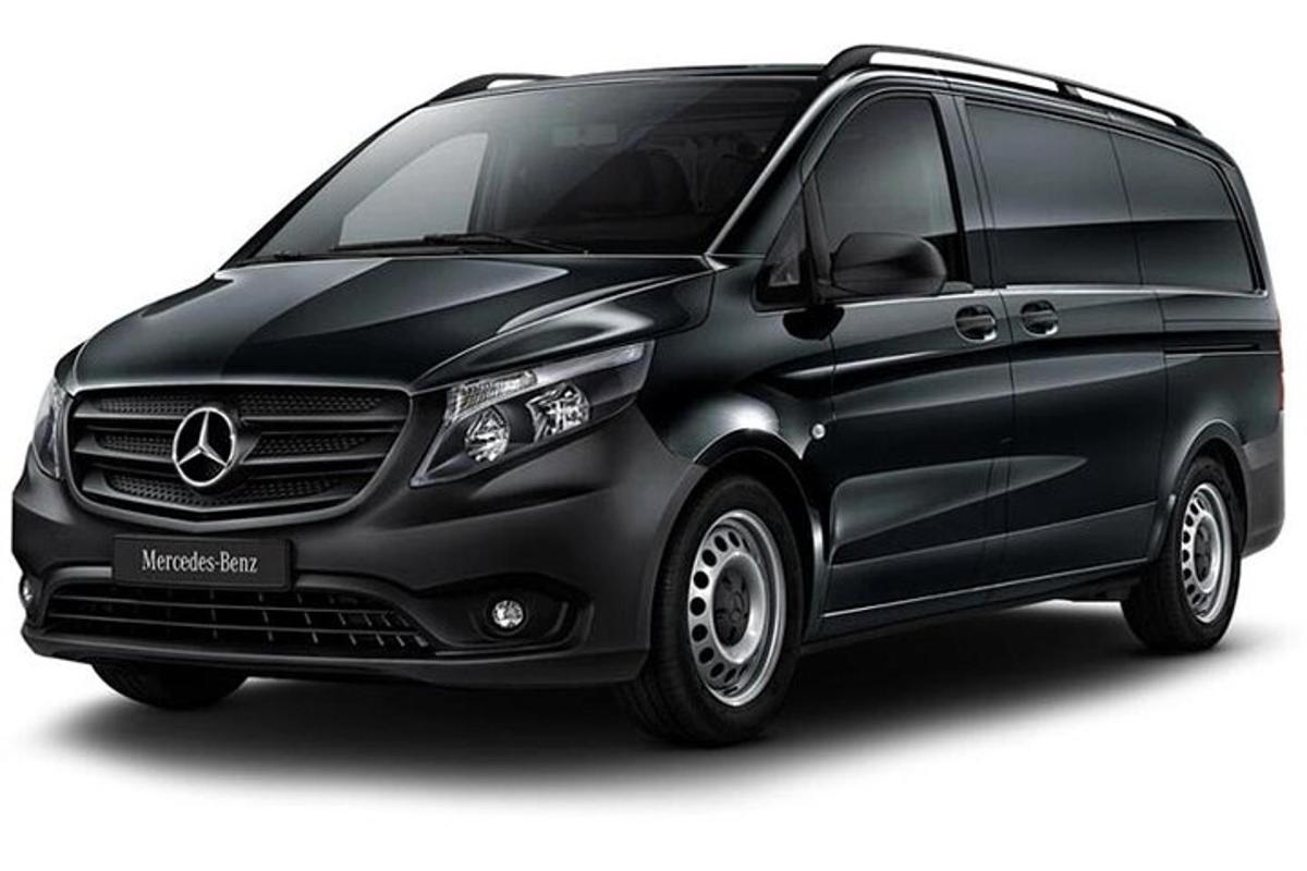 sebuah van mini mercedes benz hitam ditunjukkan