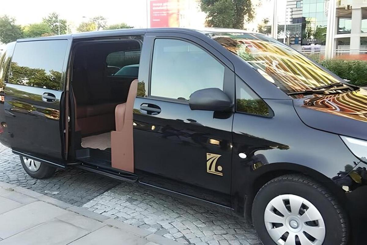sebuah van hitam dengan pintu terbuka di jalan