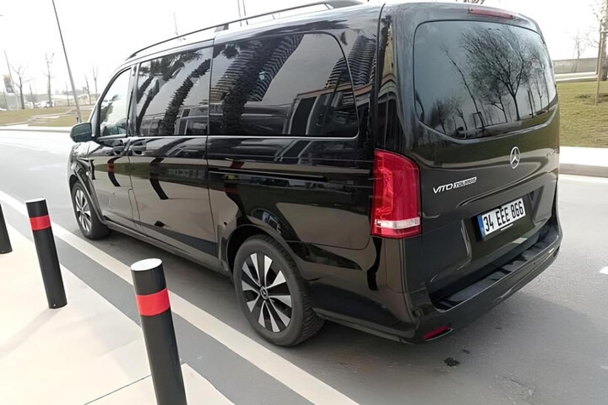 sebuah van hitam diletakkan di tempat letak kereta