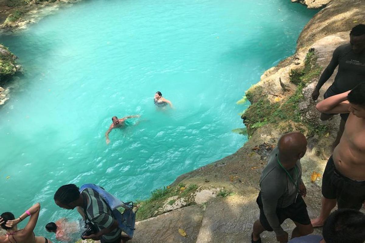 sekumpulan orang yang berenang di dalam badan air