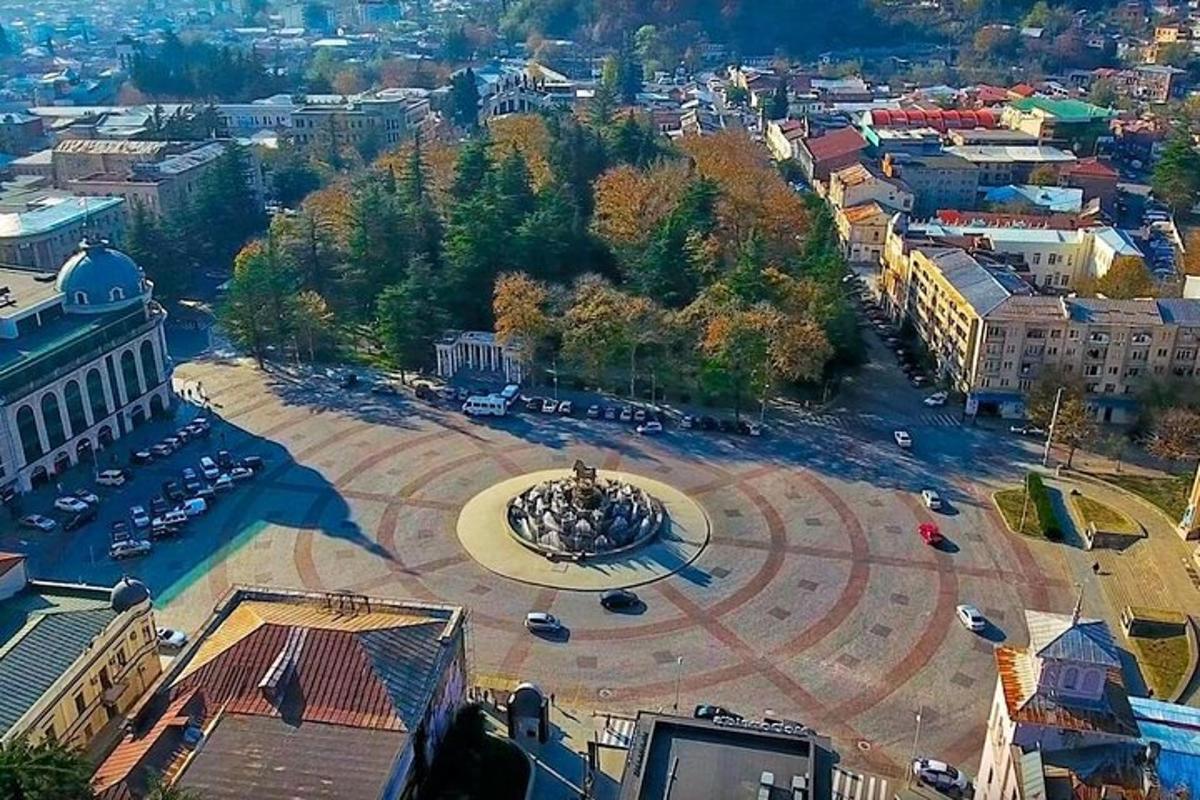 Letecký pohled na město s fontánou