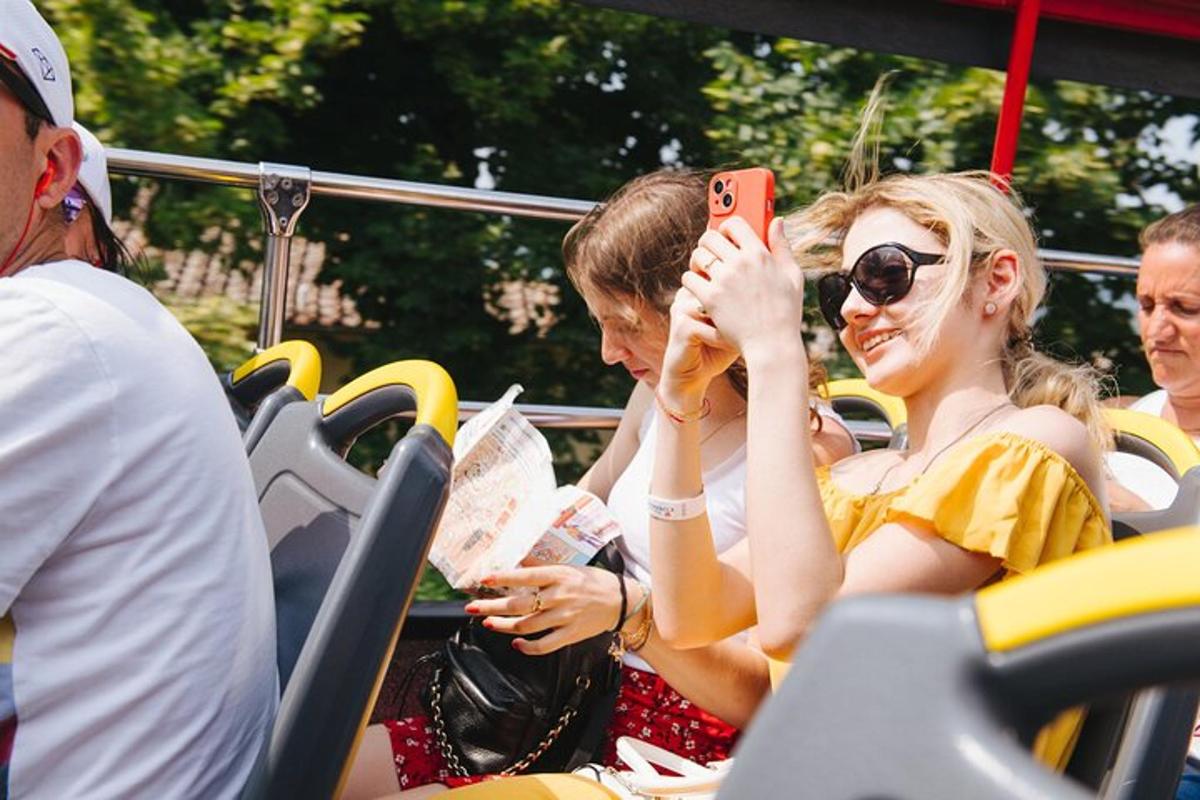 skupina lidí jedoucích v autobuse
