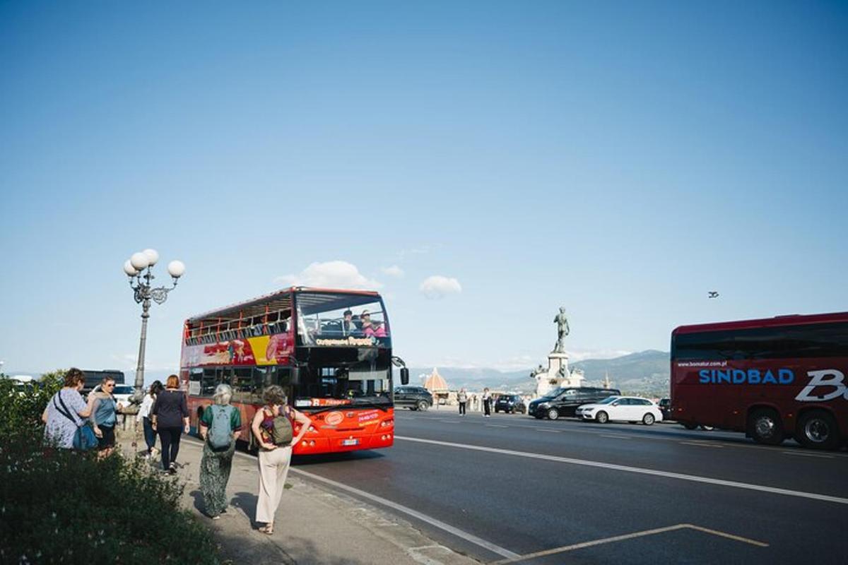 červený dvojposchodový autobus idúci po ulici