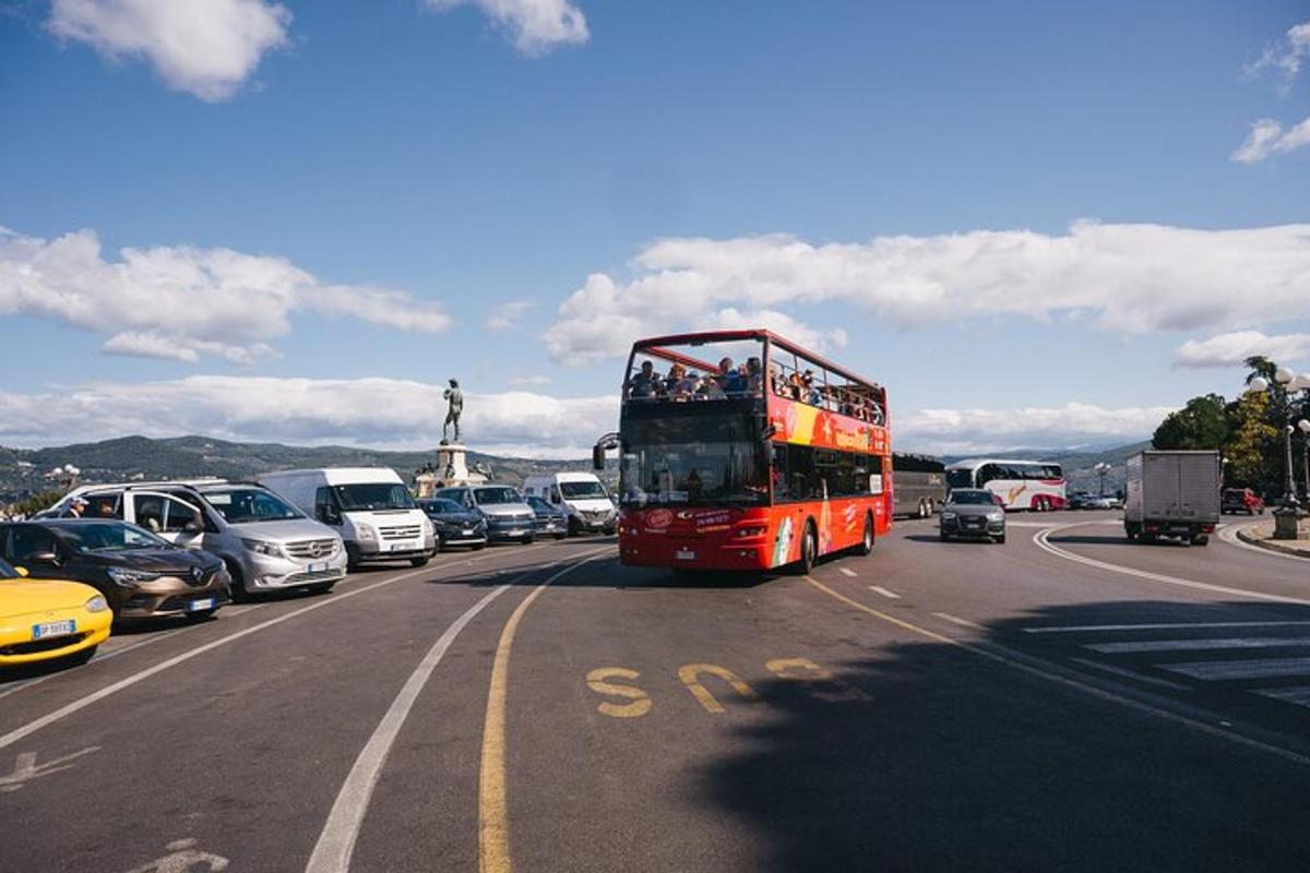 červený dvoupatrový autobus jedoucí po dálnici