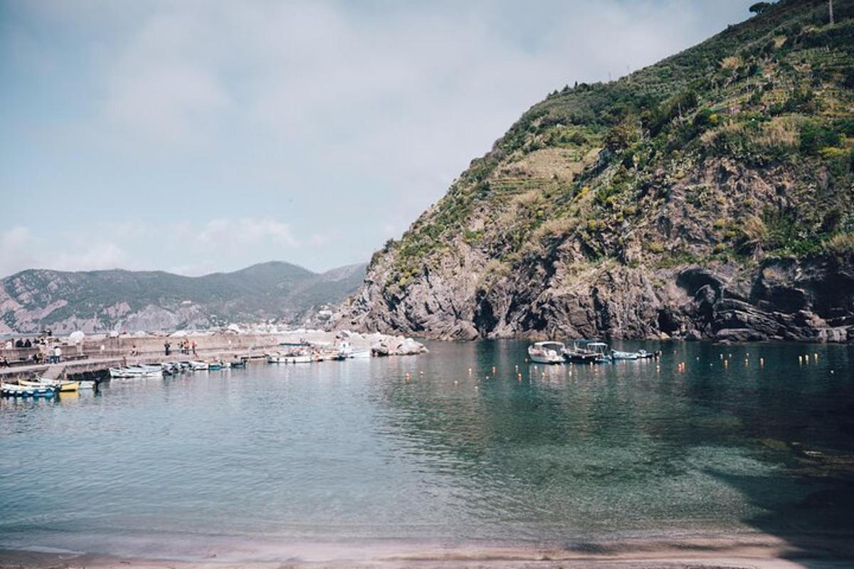 靠近山脉的水域，船只停靠