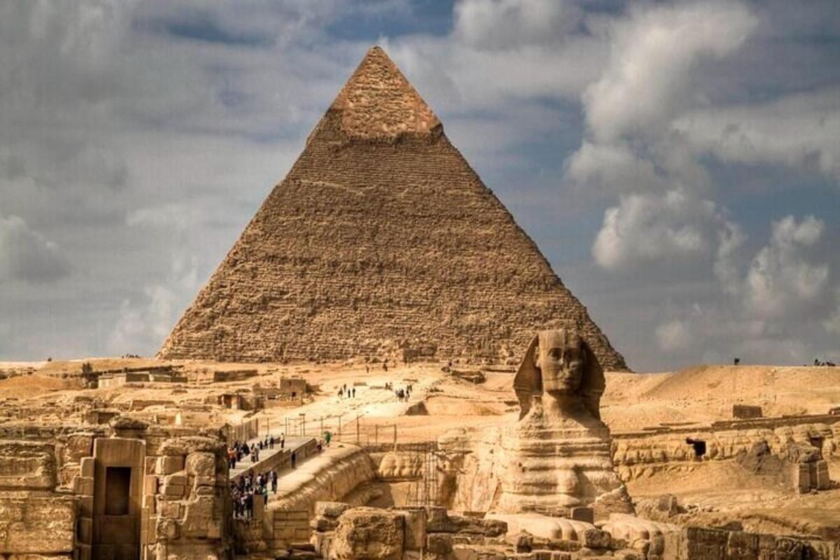 pyramida a socha před pyramidou