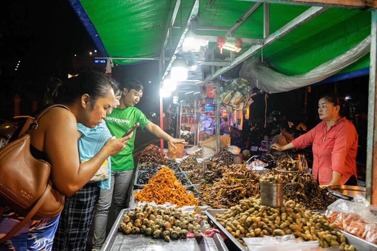 una dona mirant el seu mòbil en un mercat