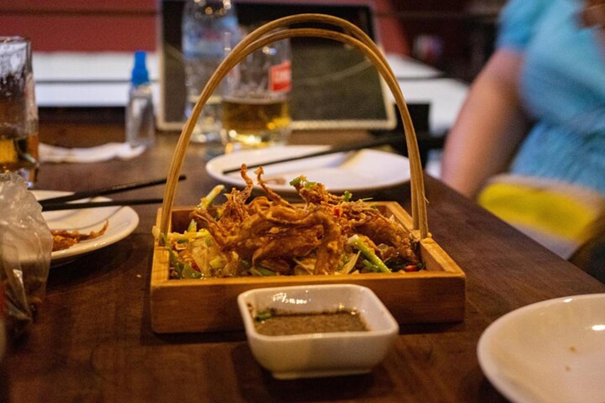 una taula amb un plat de menjar a sobre
