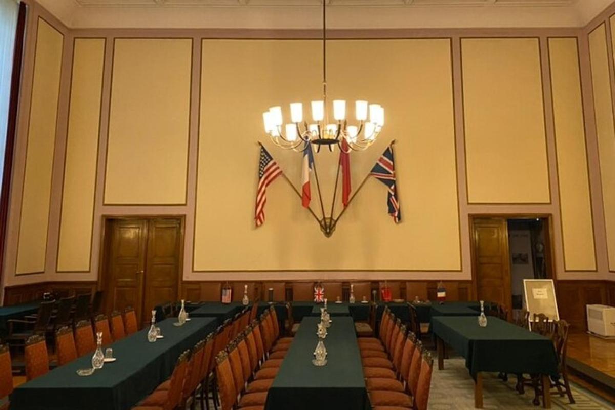 bilik persidangan dengan meja dengan bendera di dinding
