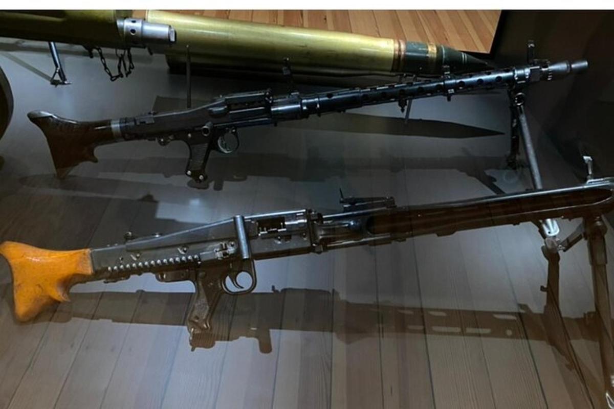 pistol palsu yang dipamerkan di muzium