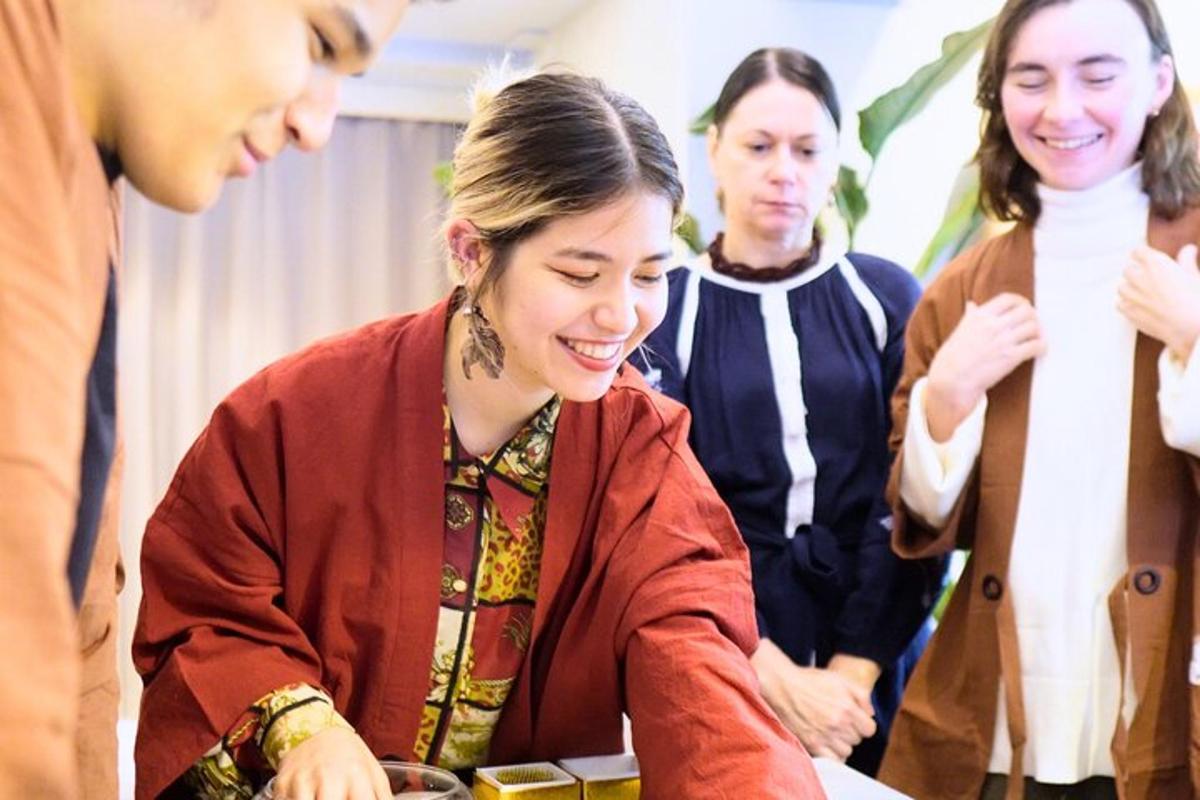 sekumpulan orang berdiri di sekeliling meja