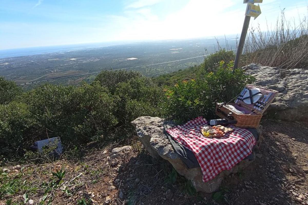 piknikový stůl na skále na hoře