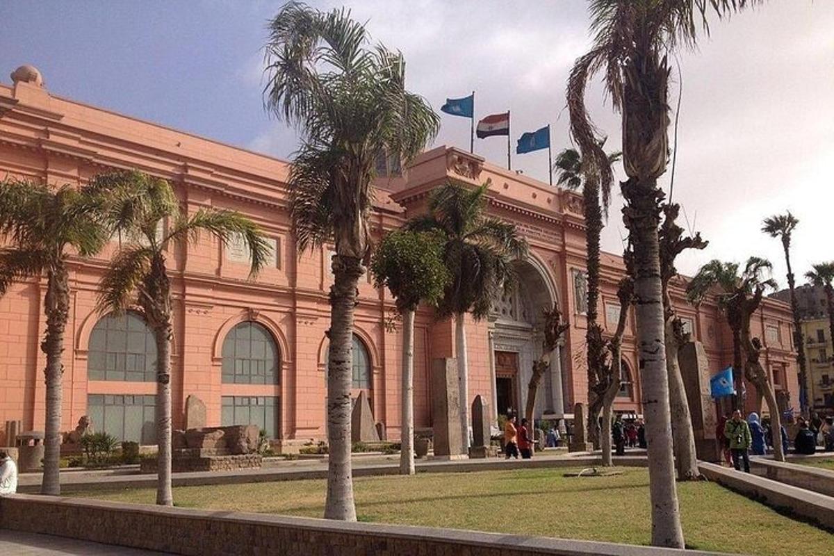 một tòa nhà có cây cọ ở phía trước