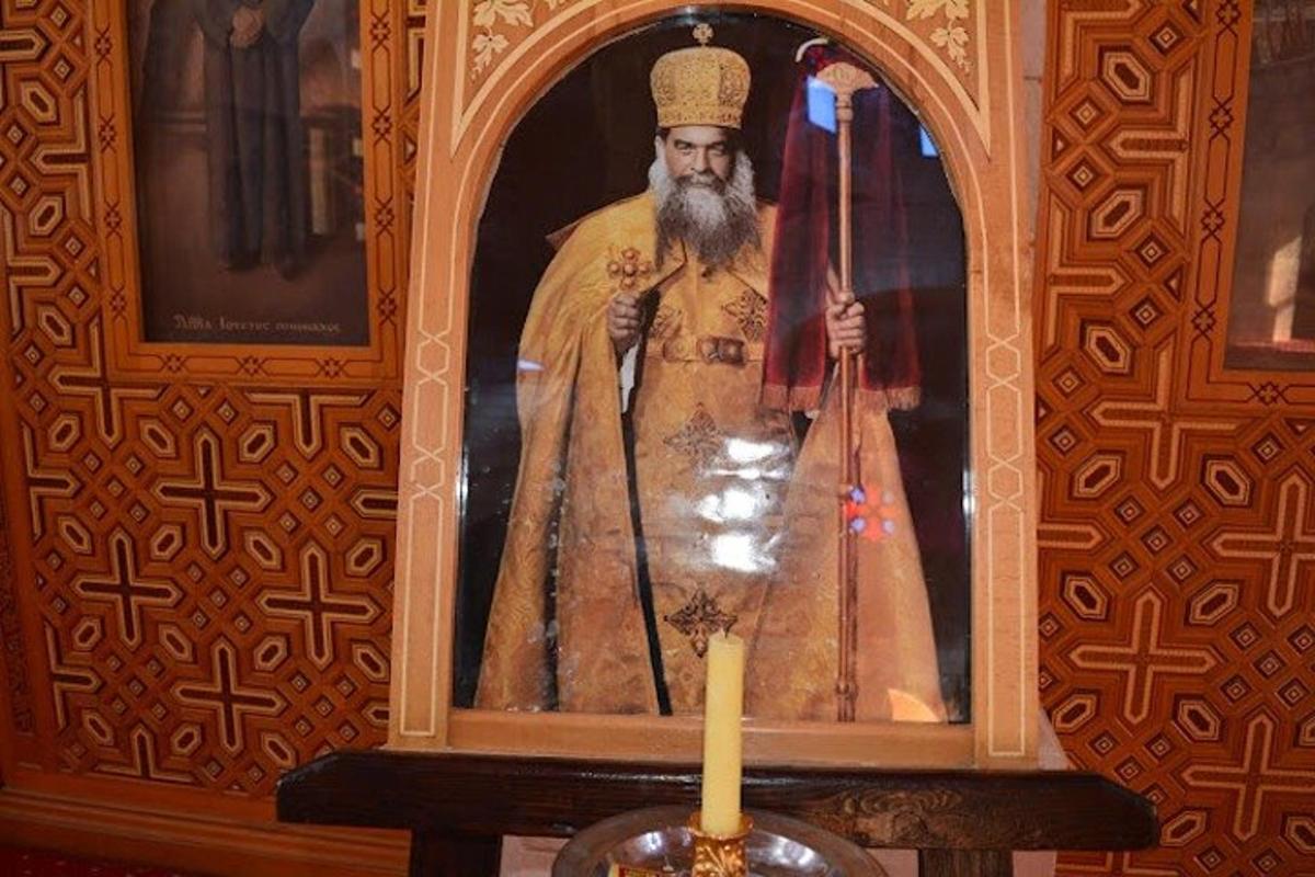 статуя Папи у вікні зі свічкою