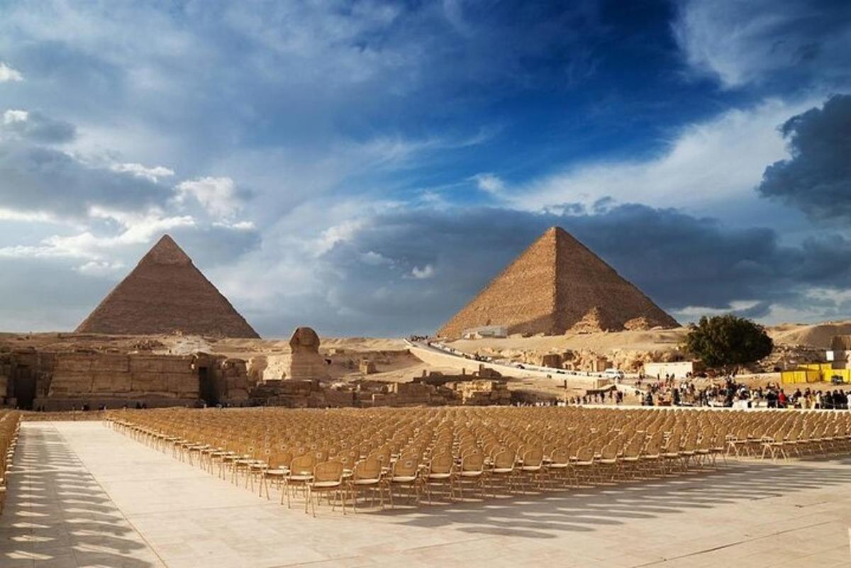bulutlu bir gökyüzünün altında Giza piramitlerinin görünümü